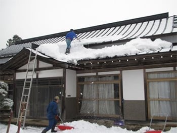 屋根の雪下ろし