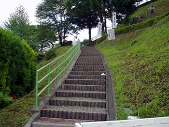 浮牛城の手すりの塗装作業