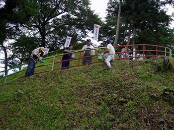 浮牛城の手すりの塗装作業